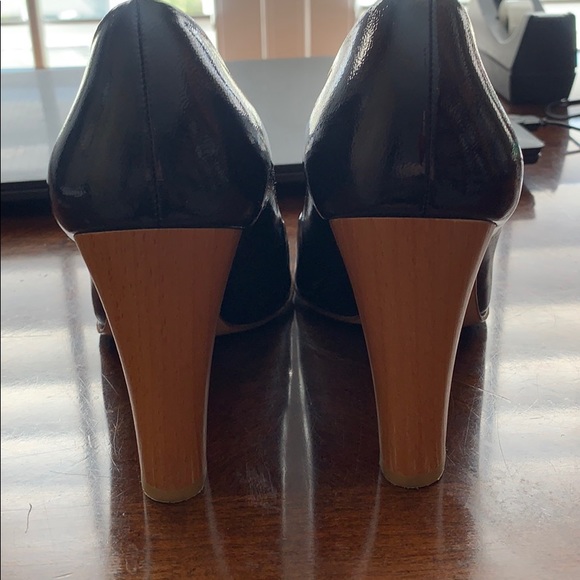 Stuart Weitzman Patent Leather Navy Peep Toe Wood Heel pump shoe EUC US 8 - Picture 6 of 15